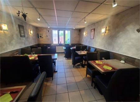 157 - x BAR - BRASSERIE, ((Salon de Coiffure)) 155m² - A VENDRE - CHAMPAGNOLE (39300)