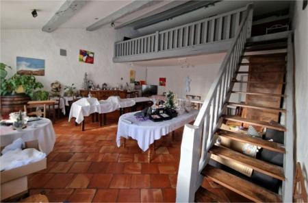 258 - x RESTAURANT AVEC LOGEMENT , ((Salon de Coiffure)) 400m² - A VENDRE - SAINT-GEORGES-DES-COTEAUX (17810)