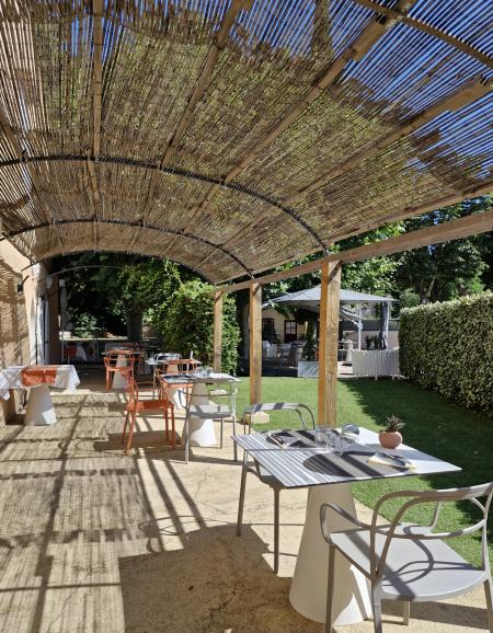 295 - x HÔTEL RESTAURANT LA CAUQUIERE, (()) 600m² - A VENDRE - 7 RUE CHANOINE BOEUF, LE BEAUSSET (83330)