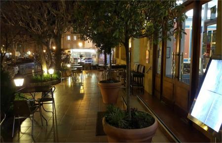 365 - x HOTEL RESTAURANT COLOMBET, (()) 1200m² - A VENDRE - 53 PLACE DE LA LIBERATION, NYONS (26110)