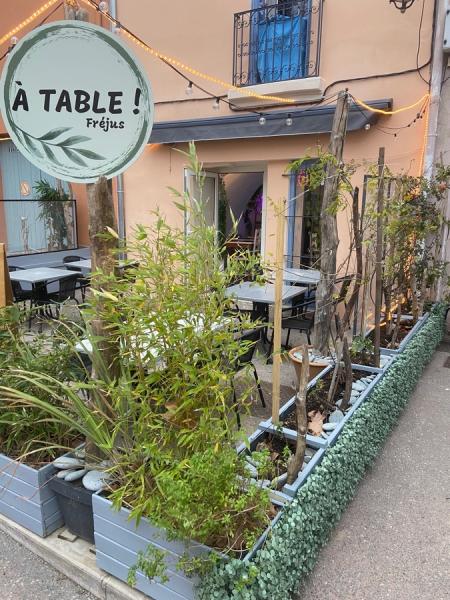 379 - x A TABLE !, (()) 45m² - A VENDRE - 137 RUE GRISOLLE, FREJUS (83600)